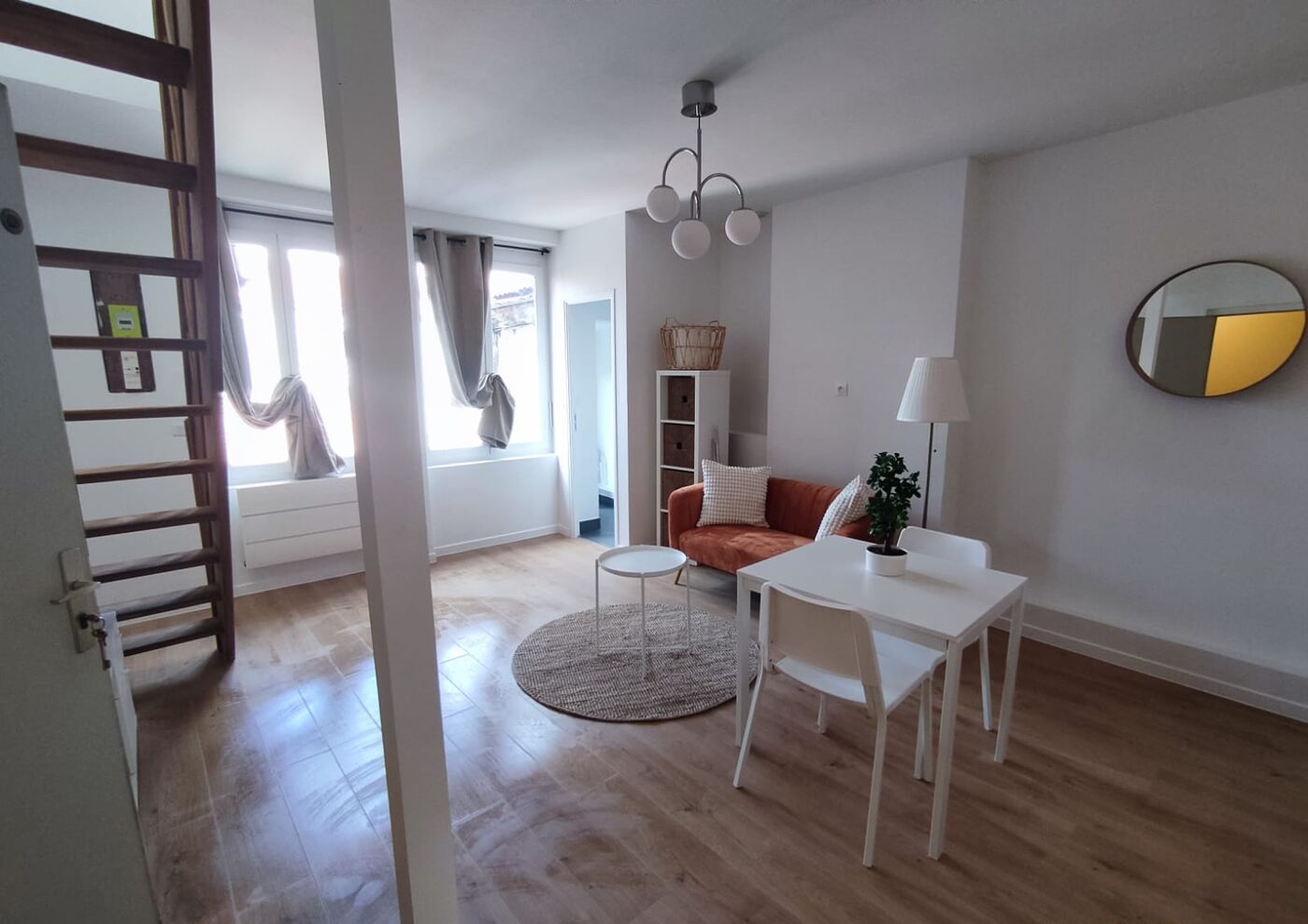 Séjour après rénovation complète — parquet, peintures et éclairage neufs